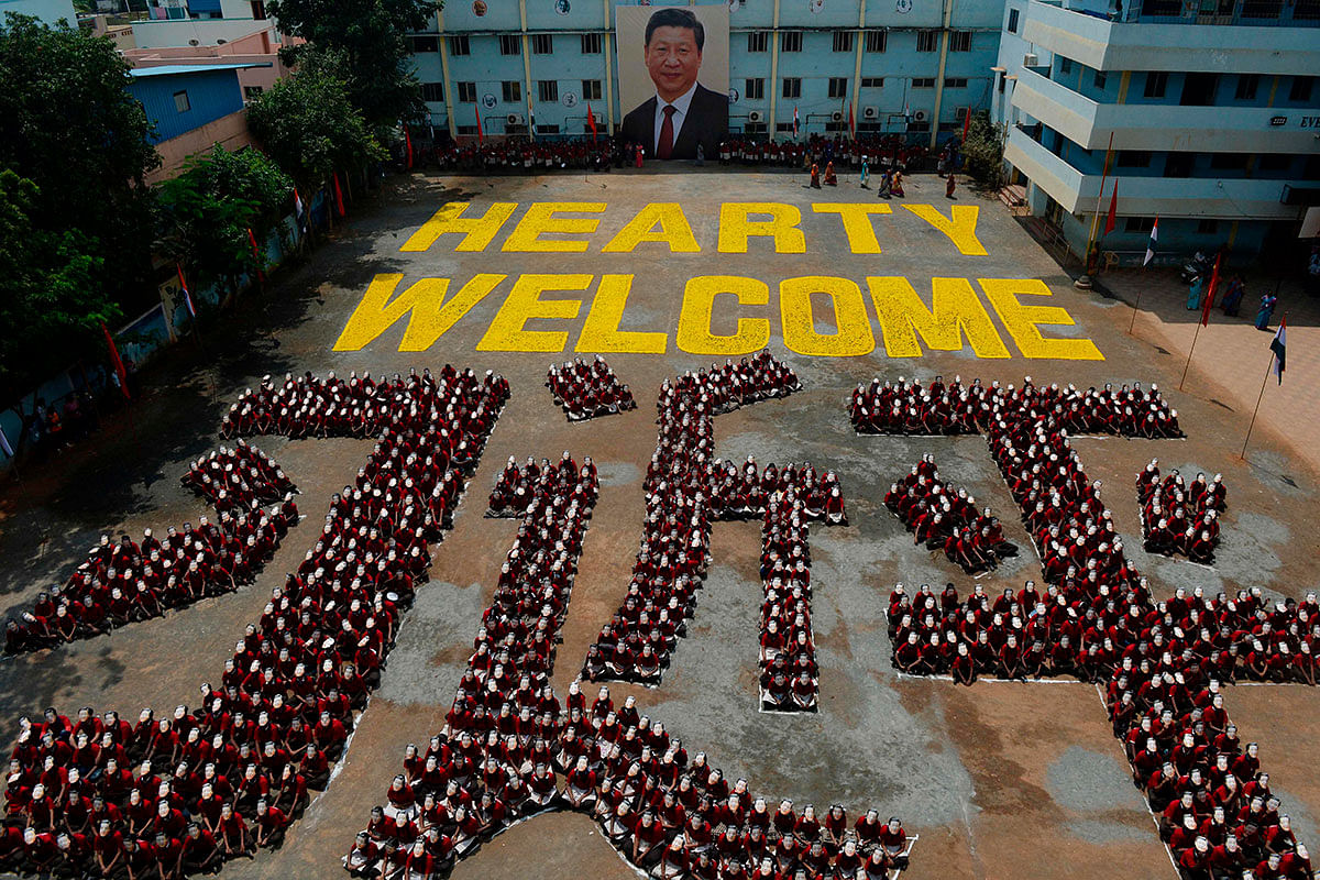 Indian school students form the Chinese character for the name of Chinese president Xi Jinping, in Chennai on 10 October 2019, ahead of a summit with his Indian counterpart Narendra Modi held at the World Heritage Site of Mahabalipuram from 11 to 13 October in Tamil Nadu state, India. Photo: AFP