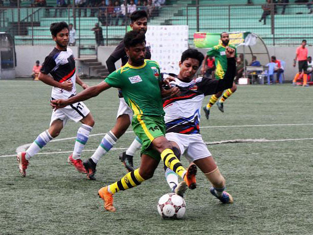 A South East University player surges ahead as a North South University player in quarter-final match of United Group Faraaz Inter-University Gold Cup Football Tournament at Kamalapur Stadium, Dhaka on Thursday. Photo: Collected