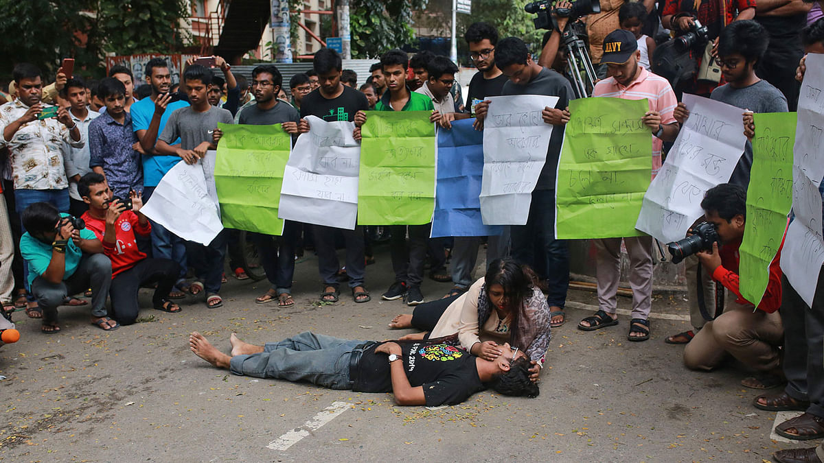 Students of Bangladesh University of Engineering and Technology (BUET) stage a street protest drama in Dhaka on 10 October 2019, after a pupil was allegedly beaten to death by ruling party activists. Bangladesh`s prime minister on 10 October vowed to mete out the `highest punishment to the killers` of a university student who died after he criticised a deal the leader made with India. Photo: AFP