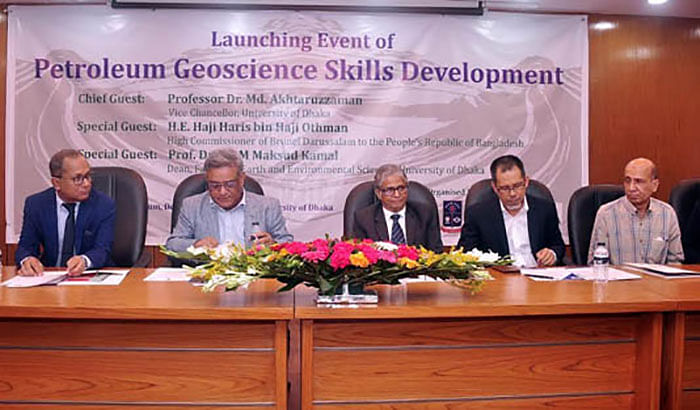 Dhaka University hosts training prog on ‘petroleum geo-science skill development’. Photo: BSS
