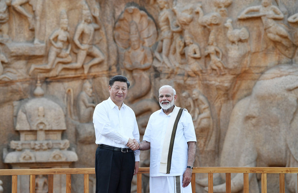 In this handout photograph taken and released by India`s Press Information Bureau (PIB) on 11 October 2019 shows Indian prime minister Narendra Modi (R) shakes hands with Chinese president Xi Jinping during their visit at Arjuna`s Penance, ahead of the summit at the World Heritage Site of Mahabalipuram in Tamil Nadu state. Photo: AFP