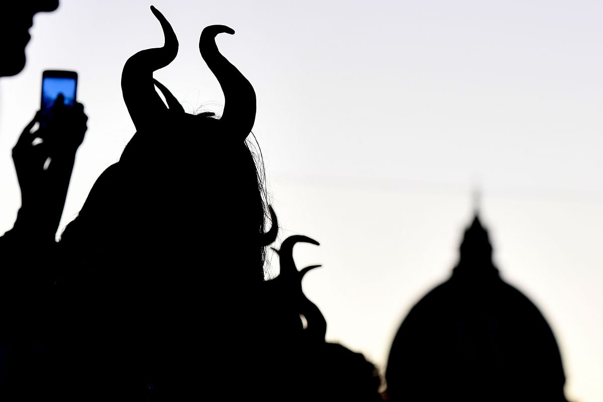 The horns of a dressed up fans are cast against the evening sky as fans wait for the arrival of talents for the European premiere of Disney`s dark fantasy adventure film `Maleficent : Mistress of Evil` on 7 October 2019 on Via della Conciliazione in Rome, an avenue that leads to St. Peter`s basilica in the Vatican (Rear). Photo: AFP