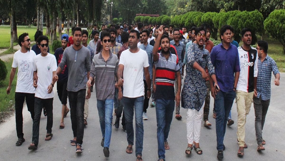 Bangladesh Chhatra League men of Kushtia Islamic University unit bring out a procession. Photo: UNB