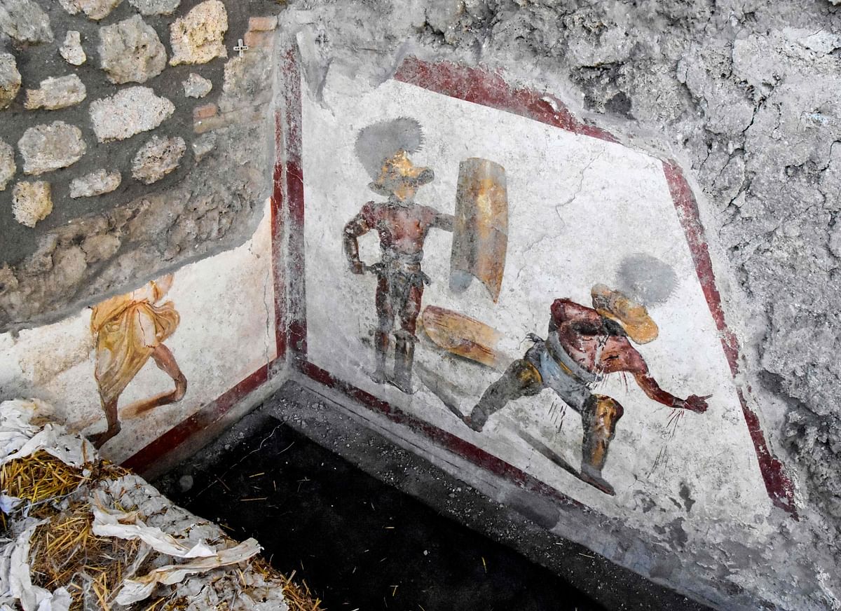 This handout picture taken on 9 October 2019 and released on 11 October 2019 by the press office of the Pompeii Archaeological Park shows a fresco depicting a heavily-armed gladiator standing victorious over his opponent gushing blood which has been discovered at Pompeii, Italy`s culture ministry said on 11 October 2019. Photo: AFP