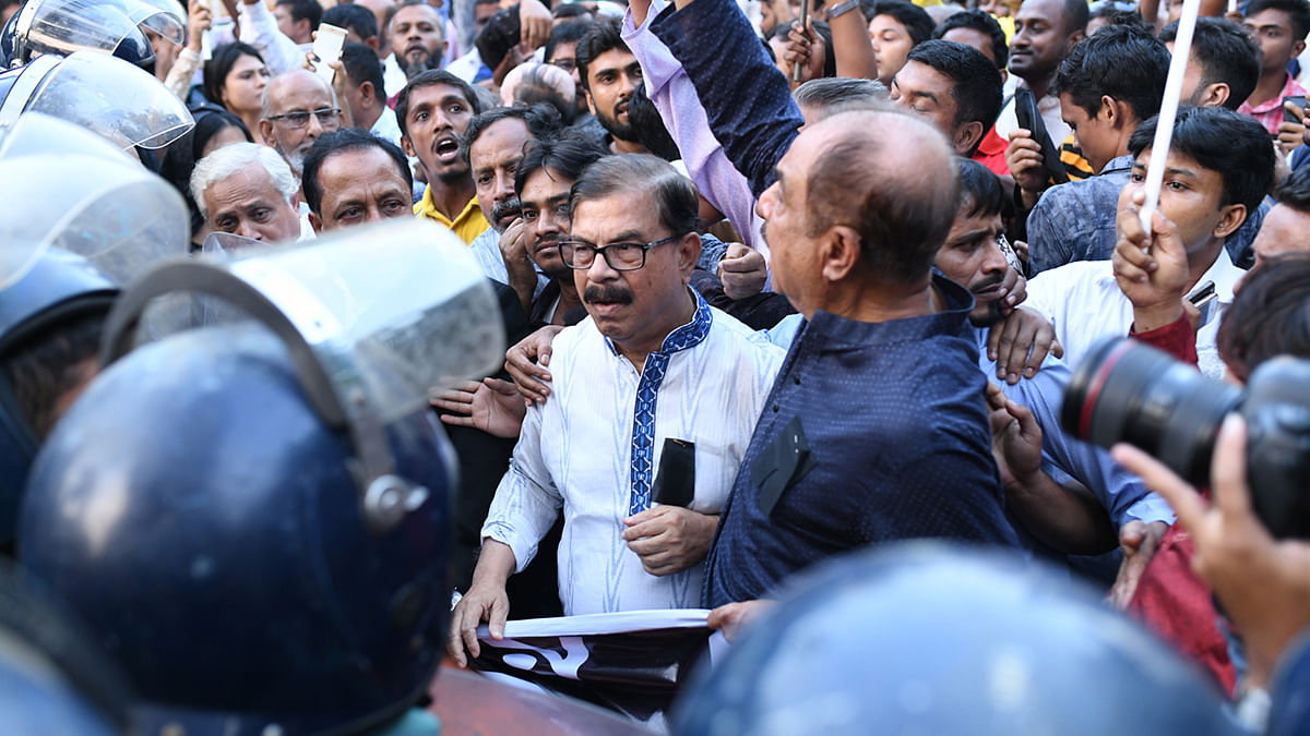 Several hundred leaders and activists of the alliance, led by its convener Kamal Hossain, brings out a rally wearing black badges and holding black flags from the National Press Club area towards the Central Shaheed Minar on Sunday afternoon. Photo: UNB