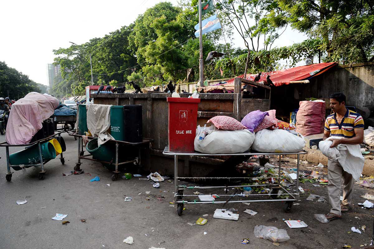 Strewn litters around a large dustbin in Dhaka. Photo: UNB