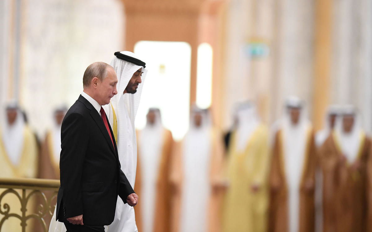 Russian President Vladimir Putin (R) is received by Sheikh Mohamed bin Zayed al-Nahyan, Crown Prince of Abu Dhabi, during an official welcoming in the Emirati capital`s Al-Watan presidential palace on 15 October 2019. Photo: AFP