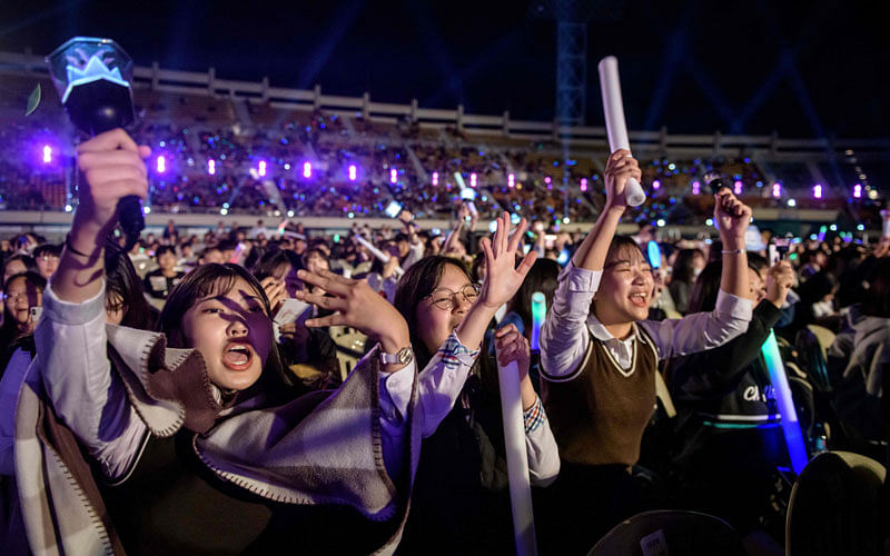 In a photo taken on 11 October 2019, audience members cheer for a professional K-pop band performing between rounds of amateurs, at the ‘K-pop World Festival’ in Changwon. Photo: AFP