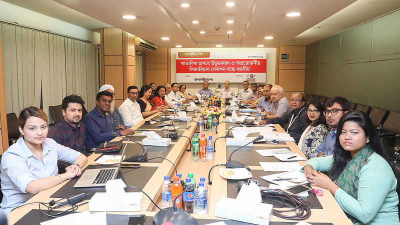 Participants pose for a photograph at a Prothom Alo roundtable on ‘Promoting Normal Delivery and Preventing Unnecessary Cesarean Section’ at Karwan Bazar’s CA Bhaban on Thursday. Photo: Syful Islam.