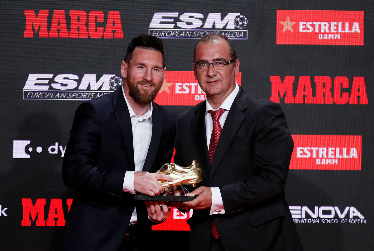 Juan Ignacio Gallardo, director of Marca Newspaper (R) poses with FC Barcelona`s Lionel Messi after awarding the trophy at Antiga Fabrica Estrella Damm, Barcelona, Spain on 16 October 2019. Photo: Reuters