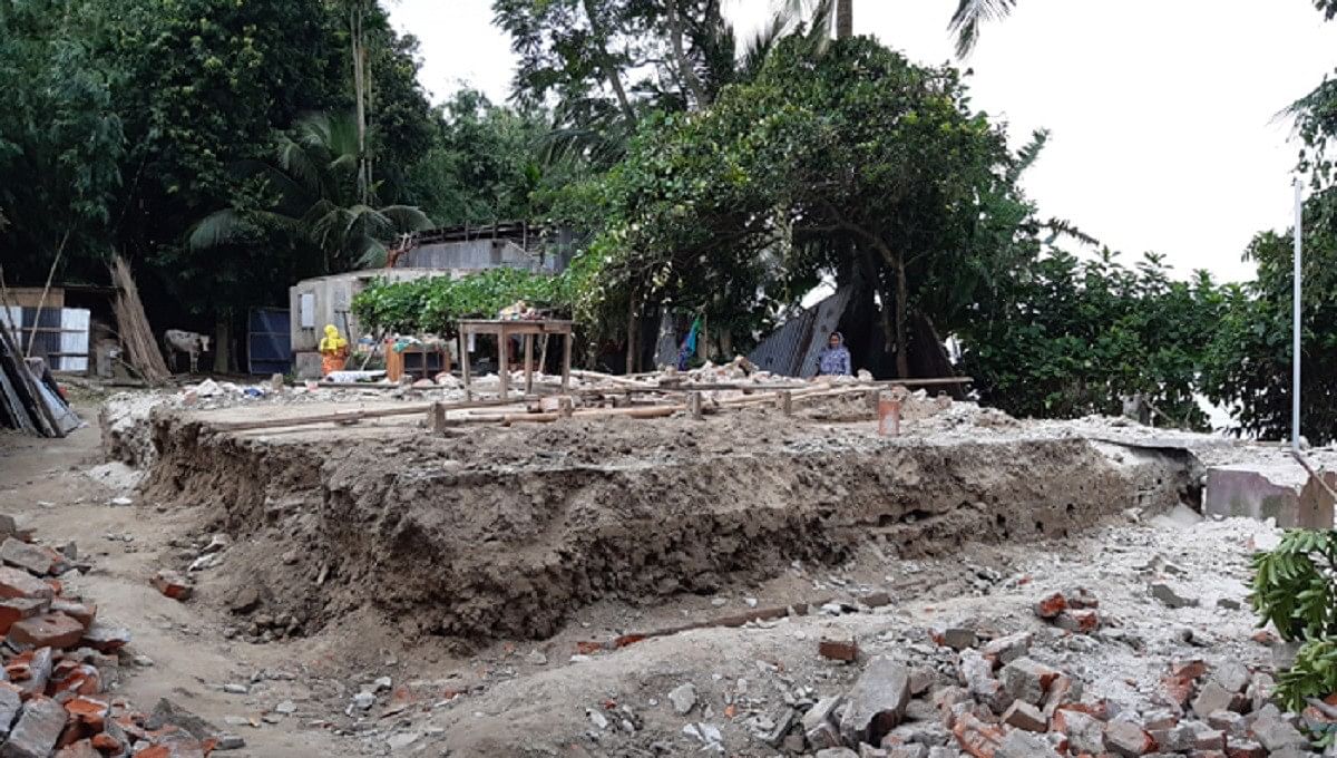 People shift homes due to the erosion of Madhumati river in Alfadanga upazila of Faridpur. Photo: UNB
