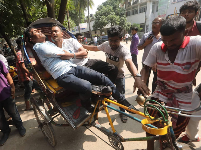 Four leaders and activists of Jatiyatabadi Chhatra Dal (JCD), the student wing of BNP, were injured in an attack allegedly by some activists of Bangladesh Chhatra League (BCL), the student wing of Awami League, and Muktijuddho Mancha on the Dhaka University campus near Madhur Canteen on Sunday. Photo: Prothom Alo