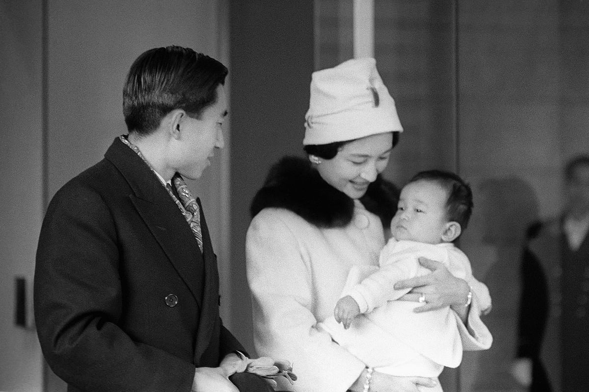 In this file photo taken on 9 December 1960, Japan`s then Emperor Akihito (L) and Empress Michiko (R) greet their baby, then-Crown Prince Naruhito, upon their return from one-month-long Iran, Ethiopia, India and Nepal tour at the Togu Palace in Tokyo. Photo: AFP