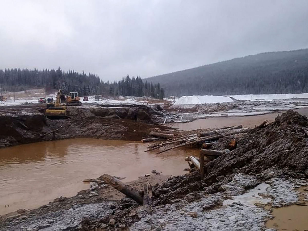 This handout picture released by the Russian Emergency Situations Ministry on 19 October 2019, shows a flood after a dam failure at a gold mine near the town of Shchetinkino, about 250 km from the city of Krasnoyarsk. Fifteen people were killed and another six are still missing after an illegally built dam collapsed at a gold mine in a remote Siberian settlement on 19 October 2019 in the latest deadly accident to hit Russia. Photo: AFP