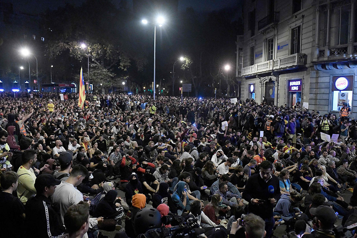 Protesters stage a sit-in following a demonstration called the Catalan pro-independence left youth group `Arran` on 19 October 2019 in Barcelona, a day after nearly 200 people were hurt in another night of violent clashes in Catalonia. Photo: AFP