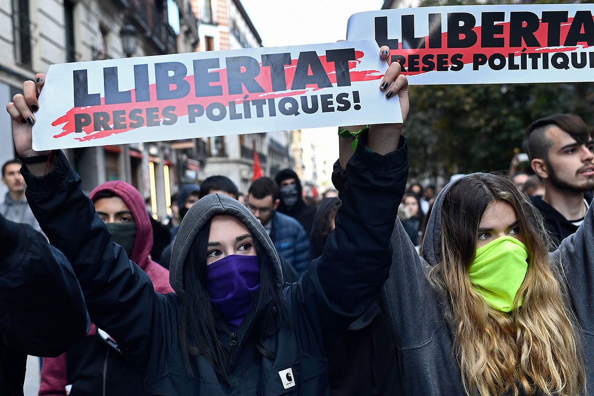 Protesters hold banners reading in Catalan `Freedom for politic prisoners!` during a pro-amnesty demonstration called by Madrid`s Anti-repression Movement and demanding total amnesty and the defence of democratic rights and freedoms in Madrid on 19 October 2019. Photo: AFP