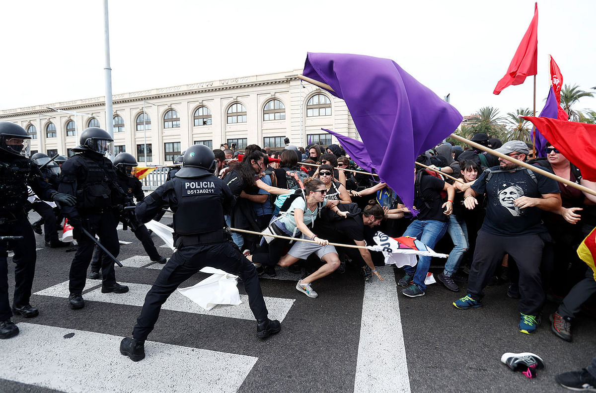 Police officers clash with Catalan demonstrators during Catalonia`s general strike, in Barcelona, Spain, on 18 October 2019. Photo: Reuters
