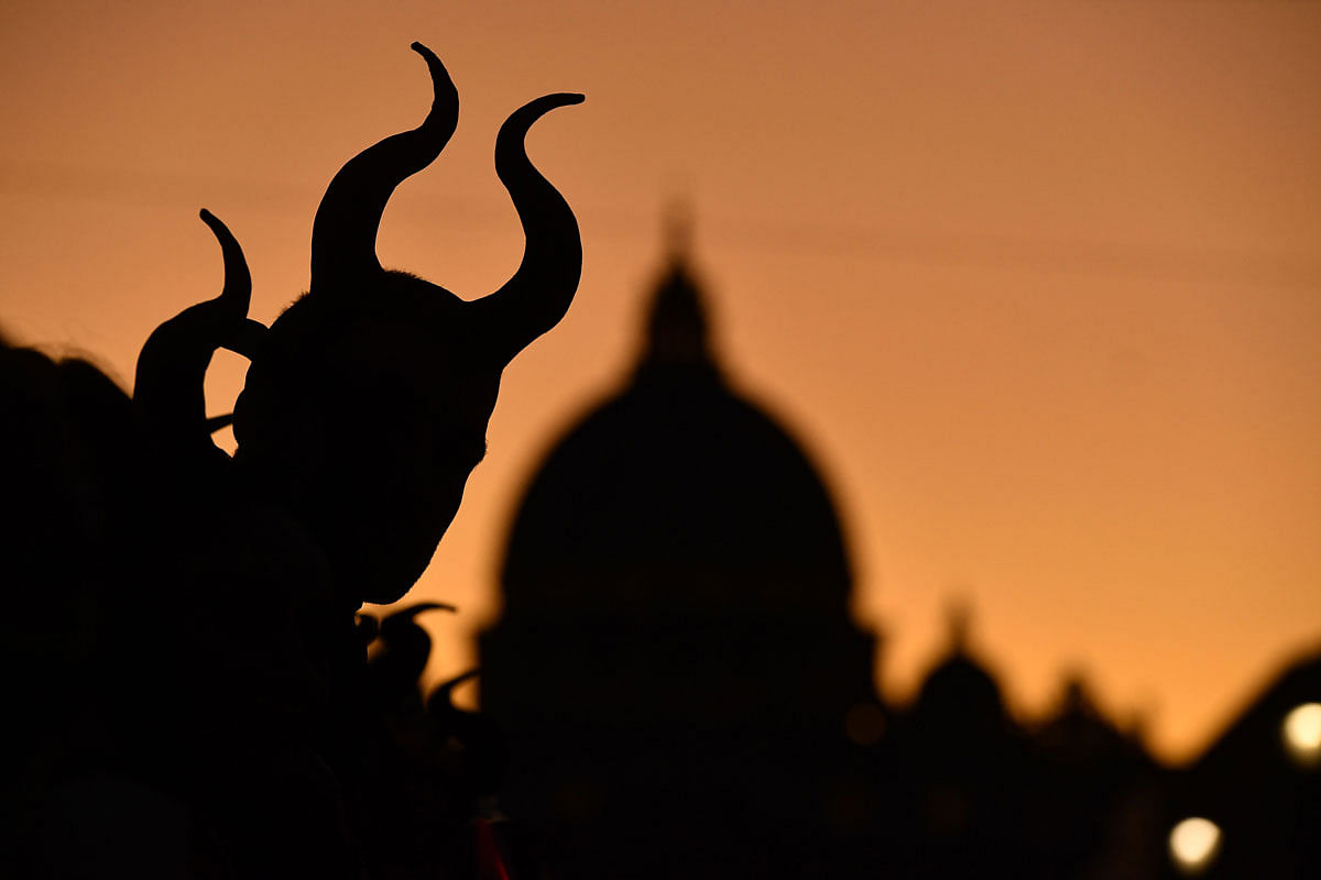 In this file photo taken on 7 October, a dressed up fan waits for the arrival of talents for the European premiere of Disney`s dark fantasy adventure film `Maleficent : Mistress of Evil` in Rome. Photo: AFP