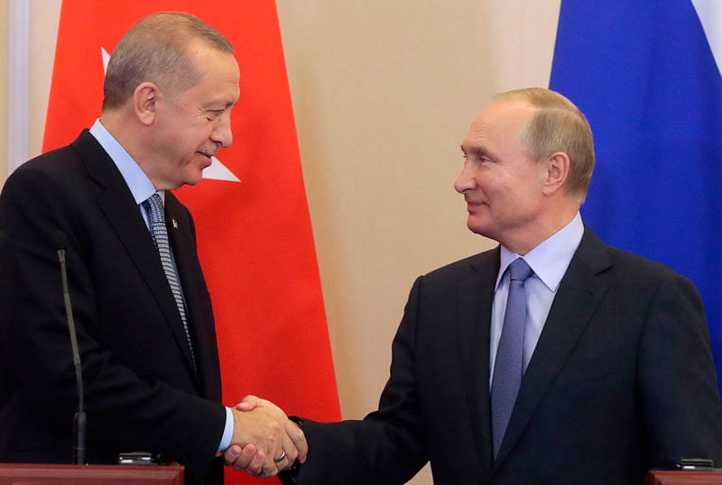 Russian president Vladimir Putin (R) and his Turkish counterpart Recep Tayyip Erdogan shake hands during a joint press conference following their talks in the Black sea resort of Sochi on 22 October. Photo: AFP