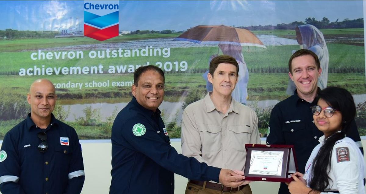 From left to right, Chevron Bangladesh’s Bibiyana gas plant superintendent Ashiq Rahman, corporate affairs director Ismail Chowdhury, US ambassador to Bangladesh Earl Robert Miller, Chevron Bangladesh`s president Neil Menzies attend a function to distribute scholarships to students. Photo: Collected