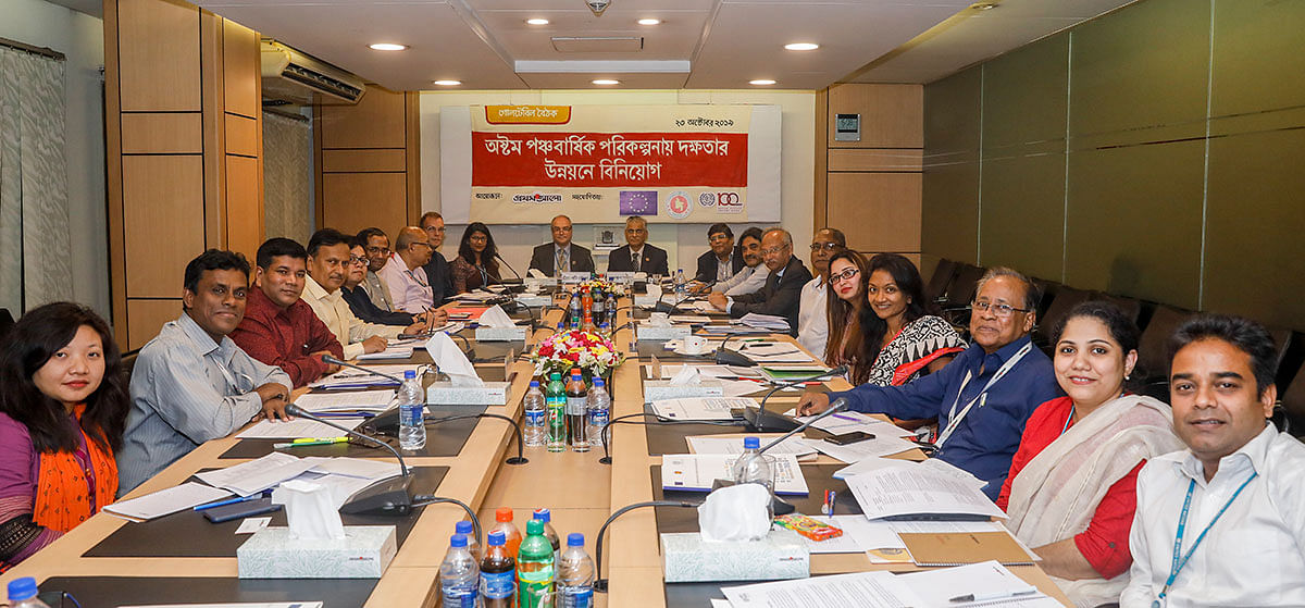 Participants pose for a photograph at a Prothom Alo roundtable on the 8th five-year plan at Karwan Bazar’s CA Bhaban on Sunday. Photo: Sabina Yesmin