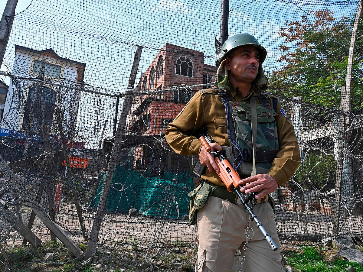 An Indian paramilitary trooper stands guard on a street during a lockdown in Srinagar on 23 October 2019. Photo: AFP