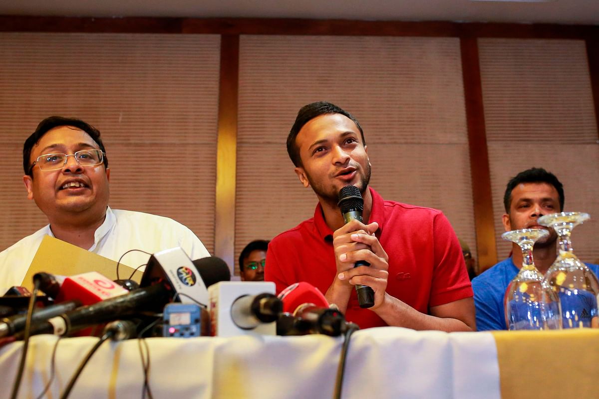 Bangladesh national cricket team captain Shakib Al Hasan (C) speaks with journalist in Dhaka on 23 October 2019. Photo: AFP