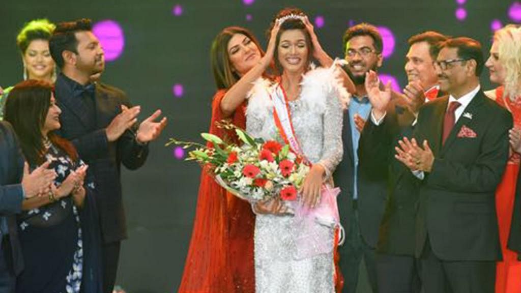 Indian actor Sushmita Sen crowns first Miss Universe Bangladesh Shirin Akter Shela in Dhaka on Wednesday. Photo: Sara Fairuz Zaima