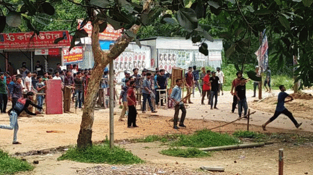 Clash between two factions of Bangladesh Chhatra League (BCL) at Jahangirnagar University (JU) leaves 67 hurt on 3 July. Photo: Prothom Alo