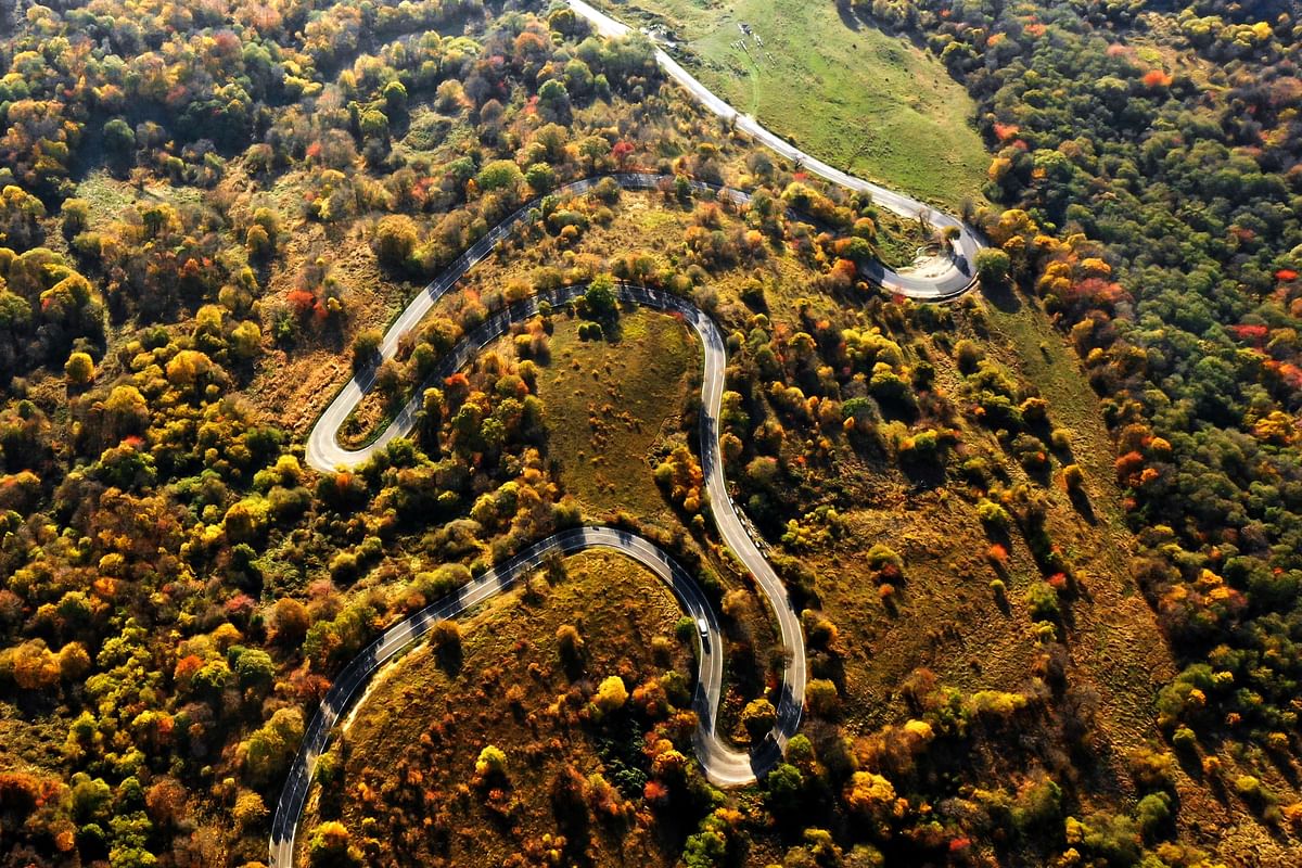 An aerial picture taken on 23 October 2019 shows cars moving along a road at Gombori mountain pass, 1600 meters above sea level, at the road between Tbilisi, the capital of Georgia, and Telavi. Photo: AFP