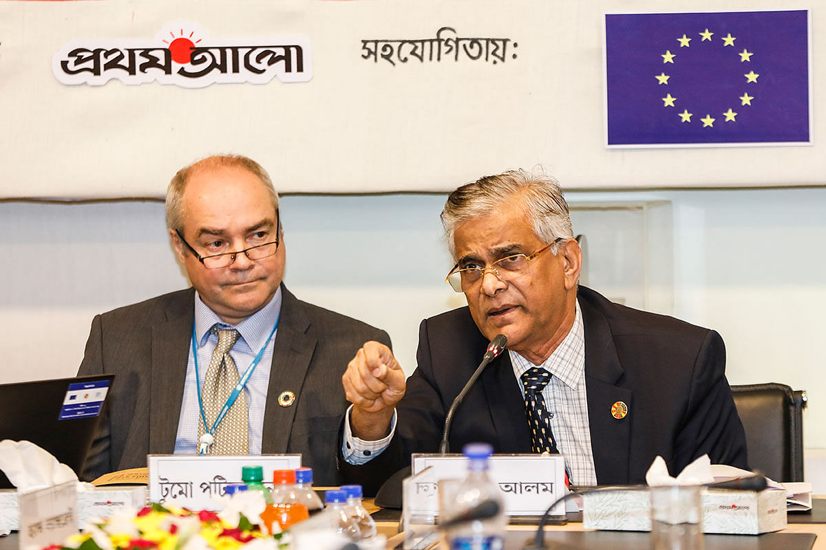Member (senior secretary) of Bangladesh Planning Commission’s General Economics Division (GED) Shamsul Alam speaks at the roundtable while ILO Bangladesh country director Tuomo Poutiainen looks on. Photo: Prothom Alo
