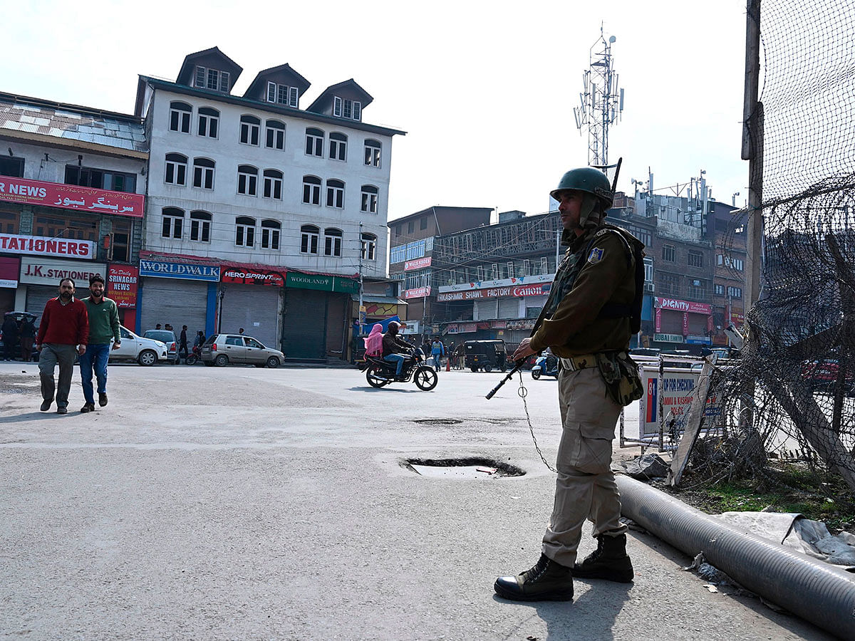 An Indian paramilitary trooper stands guard on a street during a lockdown in Srinagar on 23 October 2019. Photo: AFP