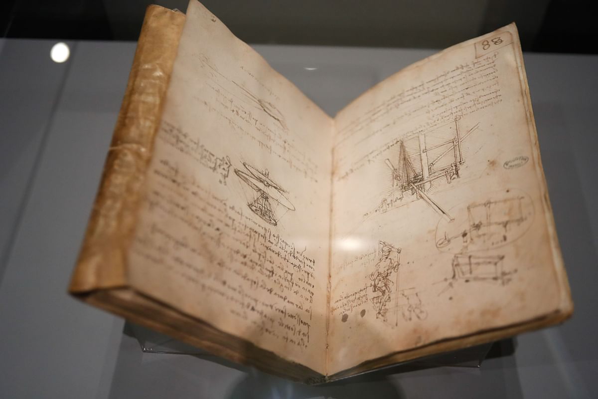 This picture taken on 23 October 2019 shows the Leonardo Da Vinci`s technical drawings with ` flying machine designs ` also known as the Aerial Screw, during the opening of the exhibition ` Leonardo da Vinci `, at the Louvre museum in Paris. Photo: AFP