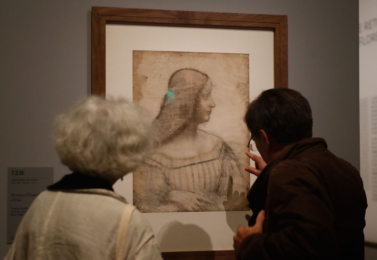 Two persaon looks at a drawing by Leonardo da Vinci`s ` Portrait d`Isabelle d`Este`, during the opening of the exhibition ` Leonardo da Vinci `, on 22 October 2019 at the Louvre museum in Paris. Photo: AFP