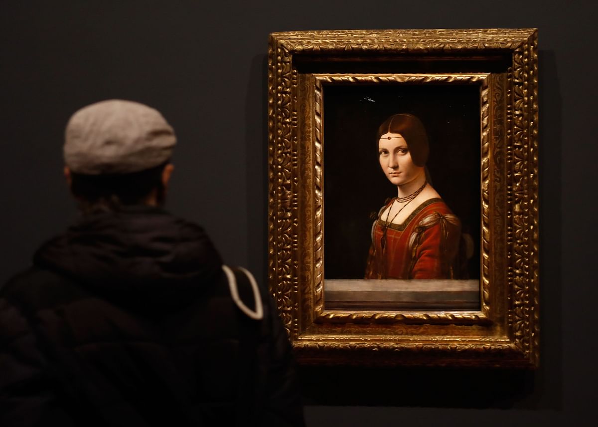 A person looks at a painting by Leonardo da Vinci`s ` La belle ferronniere ` also known as Portrait of an Unknown Woman, during the opening of the exhibition ` Leonardo da Vinci `, on 22 October 2019 at the Louvre museum in Paris. Photo: AFP