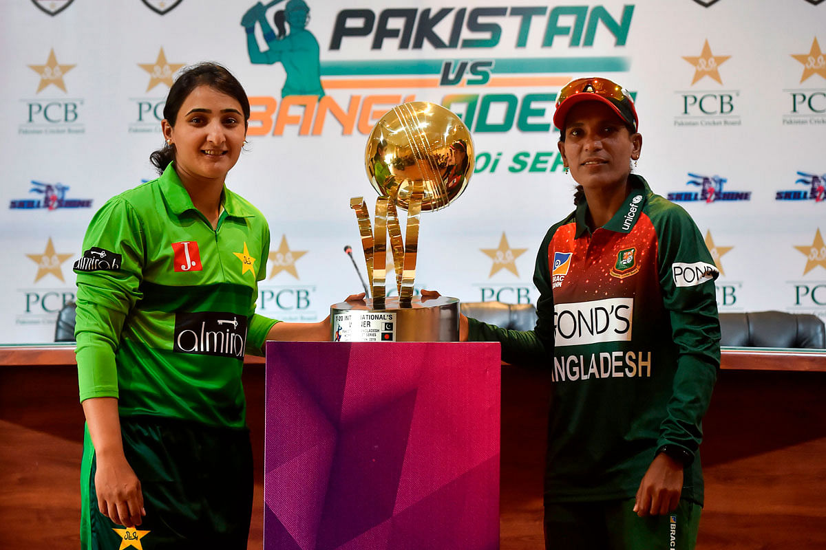 Salma Khatun (R), Bangladesh women cricket team captain and her Pakistani opponent Bismah Maroof (L) pose with the T20 series trophy in Lahore on 24 October 2019. The women`s team will play three Twenty20 internationals and two one-day internationals at Gaddafi Stadium in Lahore. Photo: AFP
