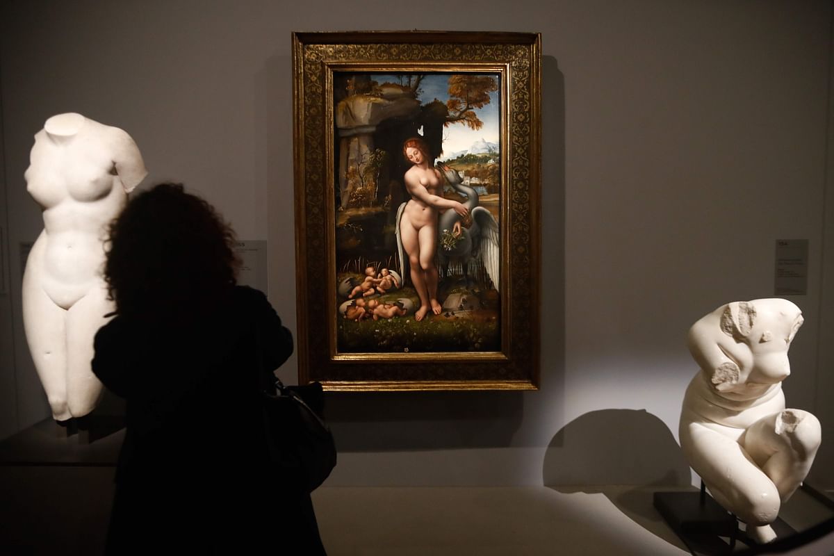 A person looks at a painting by Leonardo da Vinci`s ` Leda and the Swan ` during the opening of the exhibition ` Leonardo da Vinci `, on 22 October 2019 at the Louvre museum in Paris. Photo: AFP