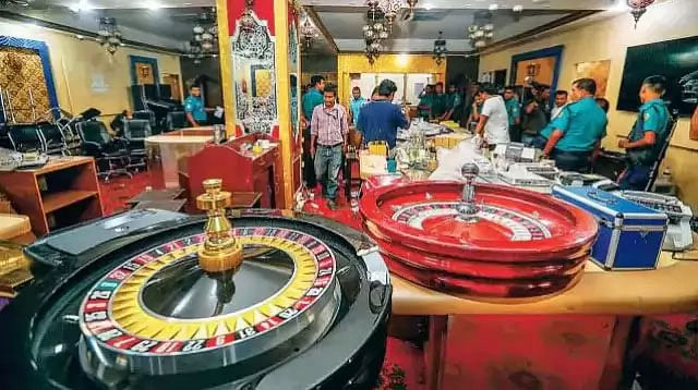 Police conducting a raid in an illegal casino of Dhaka. File photo: Prothom Alo