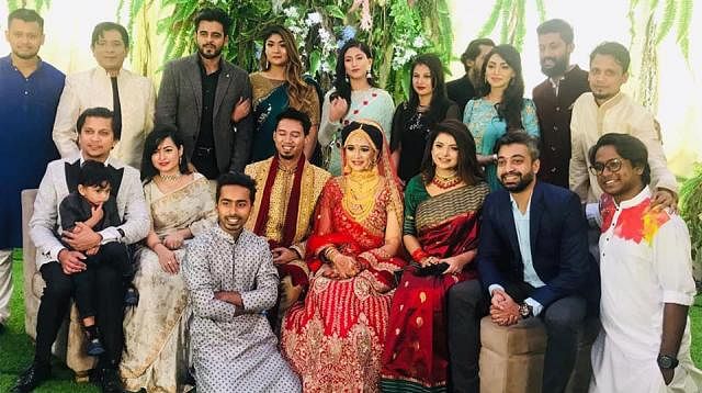 Newlywed Sabila Nur and Nehal Sunanda Taher with their friends on 25 Oct evening. Photo: Prothom Alo