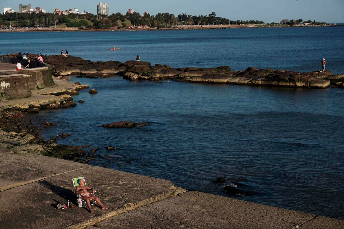 People enjoy the weather at Montevideo`s traditional Rambla on 29 September 2019. Photo: AFP