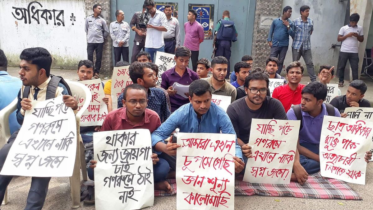 A section of Dhaka University students stage a sit-in programme in front of the vice-chancellor’s (VC) residence, demanding an end to the accommodation crisis in the dormitories on 29 October, 2019. Photo: Prothom Alo