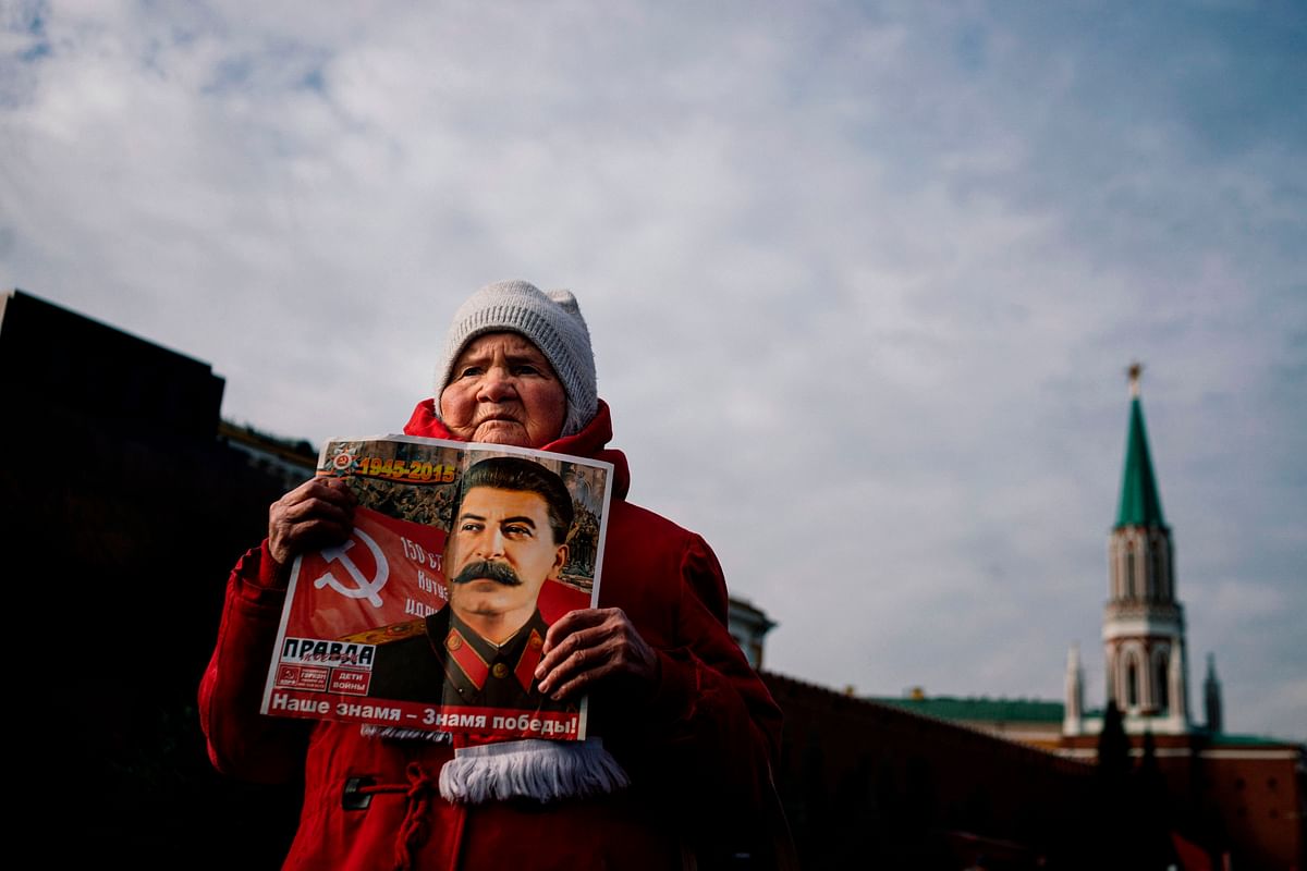 Russian Communist party activists and supporters attend a flowers-laying ceremony at the Lenin`s Mausoleum dedicated to the upcoming 102nd anniversary of the Bolshevik Revolution also known as the October Revolution in which Vladimir Lenin’s Bolshevik Communist government came to power - on Red Square in downtown Moscow on 29 October 2019. Photo: AFP