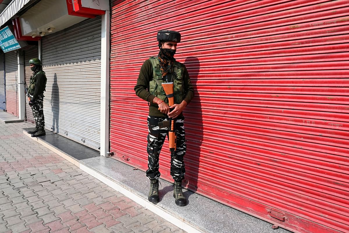 Indian paramilitary troopers stand guard during a lockdown in Srinagar on 29 October 2019. Photo: AFP