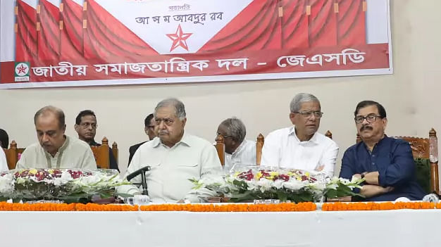 Jatiya Oikya Front convener Kamal Hossain speaks at a programme marking  47th founding anniversary of Jatiya Samajtantrik Dal (JSD-Rob) at the Supreme Court Bar auditorium on Thursday. Photo: Prothom Alo