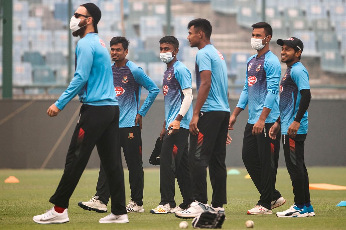 Bangladesh’s cricketers wearing face masks attend a practice session under heavy smog conditions at Arun Jaitley Cricket Stadium in New Delhi on 2 November 2019, ahead of the first T20 international cricket match of a three-match series between Bangladesh and India. Photo: AFP