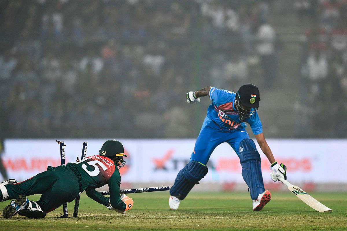 Bangladesh`s wicketkeeper Mushfiqur Rahim (L) breaks the wicket to dismiss India`s Shikhar Dhawan (R) during the first T20 international cricket match of a three-match series between Bangladesh and India, at Arun Jaitley Cricket Stadium in New Delhi on 3 November 2019. Photo: AFP