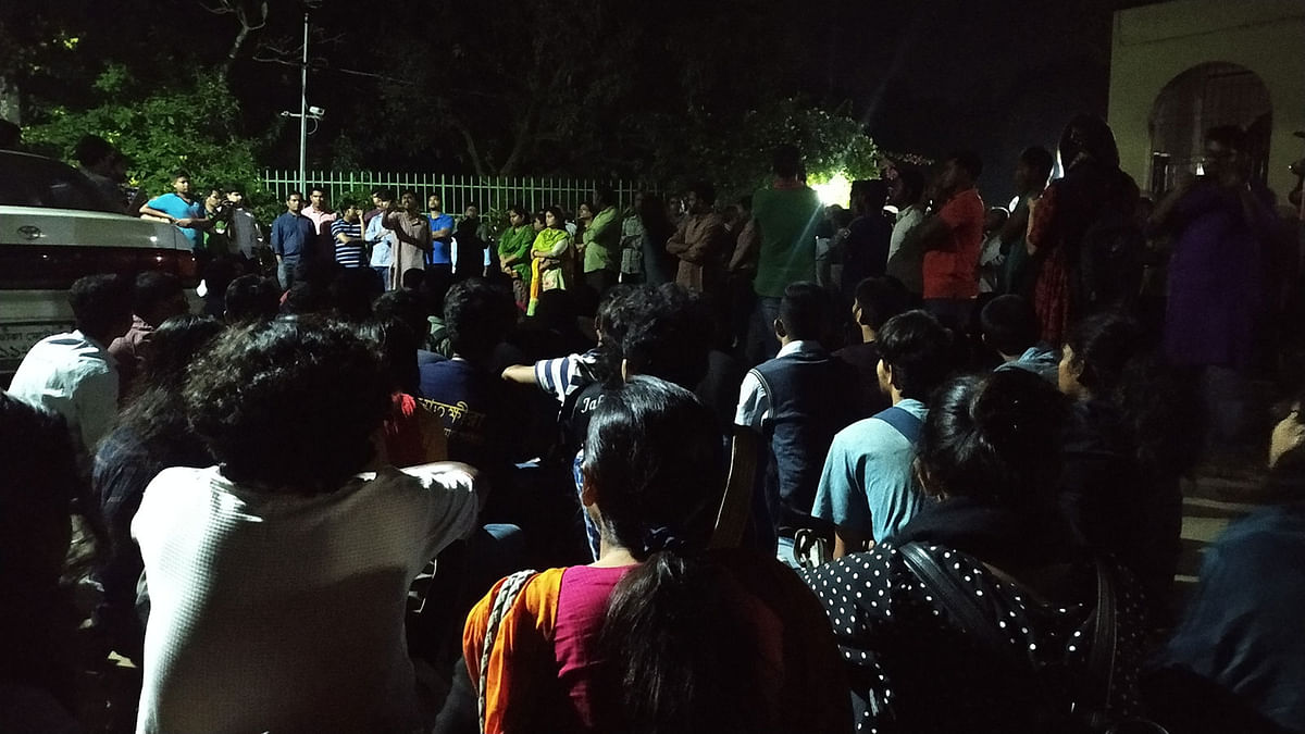 Protesting teachers and students of Jahangirnagar University (JU) laid a siege to the residence of their Vice-chancellor Prof Dr Farzana Islam on Monday evening demanding her removal. Photo: Maidul Islam