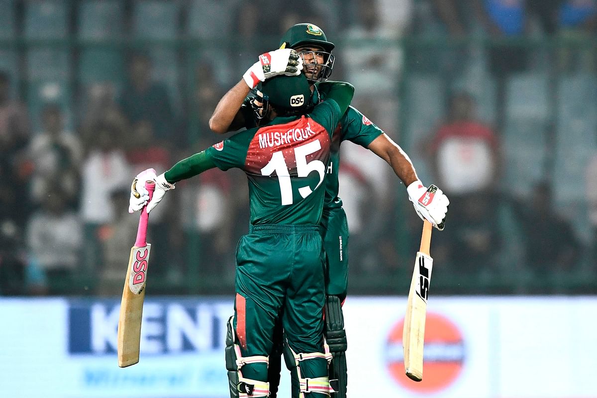 Bangladesh`s Mushfiqur Rahim (front) celebrates with team captain Mahmudullah at the end of the first T20 international cricket match of a three-match series between Bangladesh and India, at Arun Jaitley Cricket Stadium in New Delhi on 3 November 2019. Photo: AFP