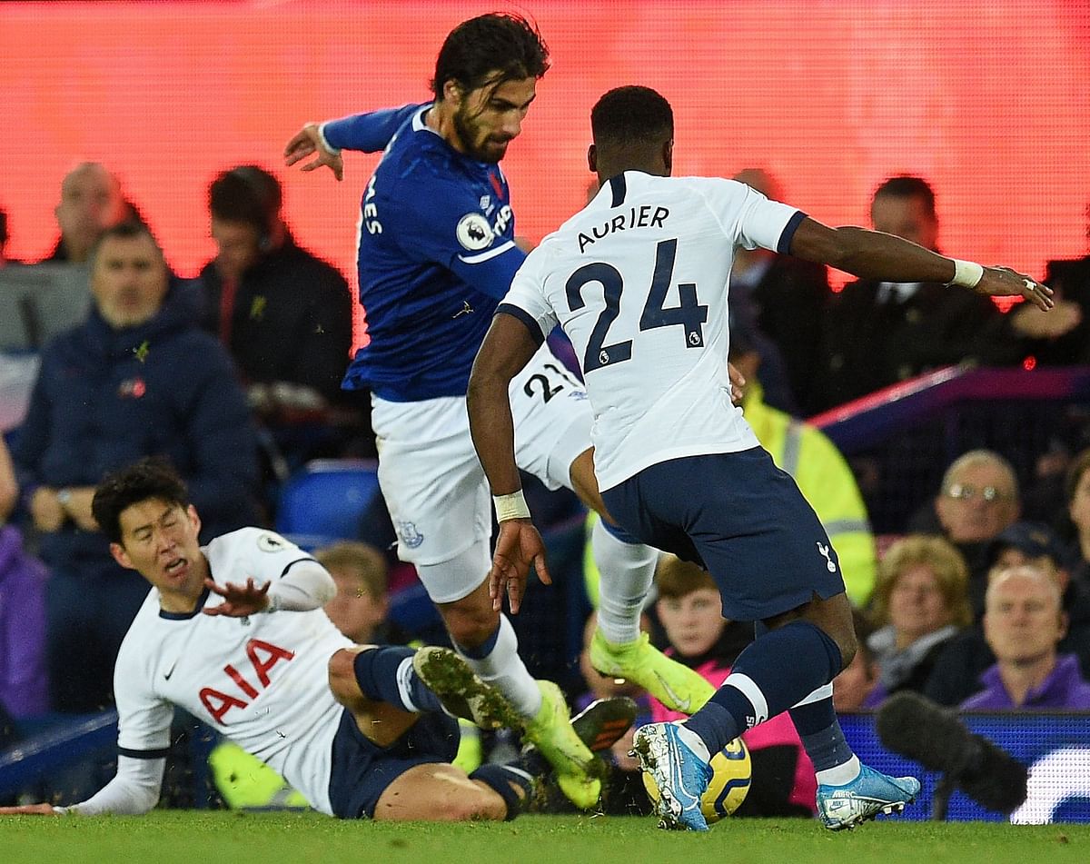 Everton`s Portuguese midfielder André Gomes (C) is brought down in a challenge by Tottenham Hotspur`s South Korean striker Son Heung-Min (L floor) as Tottenham Hotspur`s Ivorian defender Serge Aurier (R) comes in to challenge for the ball leading to an injury to Gomes during the English Premier League football match between Everton and Tottenham Hotspur at Goodison Park in Liverpool, north west England on 3 November 2019. Photo: AFP