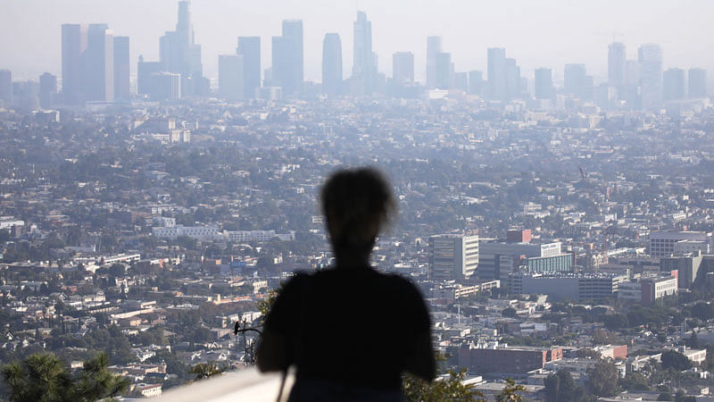 People gather at Griffith Observatory in the afternoon with downtown Los Angeles in the background on 4 November in Los Angeles, California. The air quality for metropolitan Los Angeles was predicted to be unhealthy for sensitive groups today by the South Coast Air Quality Management District. Photo: AFP